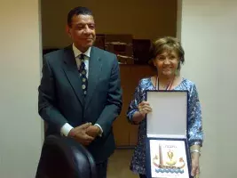 El Dr. Mahmoud Khalaf, jefe de la Dirección Directiva de la Asociación E.G.O.T.H., entrega el escudo de la ciudad de Luxor a Carmen Caffarel