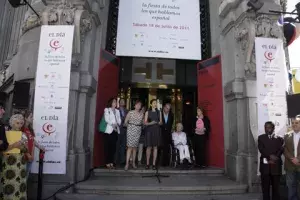 Presentación de El Día E a las puertas de la sede central