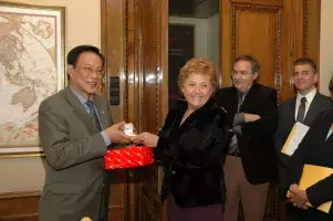 El ministro de Educación filipino y la directora del Instituto Cervantes intercambian obsequios finalizada su reunión
