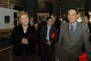Carmen Caffarel muestra al ministro filipino y a la delegación que le acompaña la exposición "Imágenes escritas"