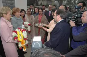 Recibimiento de la vicepresidenta del Gobierno, María Teresa Fernández de la Vega, y Carmen Caffarel en el Instituto Cervantes de Nueva Delhi