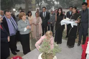 María Teresa Fernández de la Vega planta una albahaca sagrada ante la atenta mirada de los asistentes