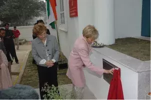 María Teresa Fernández de la Vega descubre la placa conmemorativa, respaldada por Carmen Caffarel