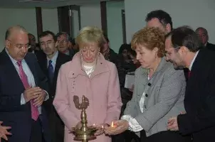 María Teresa Fernández de la Vega y Carmen Caffarel realizan una ofrenda en el Instituto Cervantes de Nueva Delhi, donde se ha formalizado el convenio de colaboración con la Academia Nacional de las Letras de la India. A la dcha., el director del centro de Nueva Delhi, Óscar Pujol