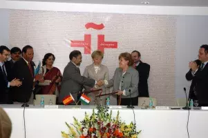 La directora del Instituto Cervantes y el secretario general de la Academia de las Letras sellan el convenio con un apretón de manos ante la presencia de la vicepresidenta del Gobierno español, María Teresa Fernández de la Vega