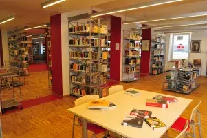 Interior de una de las salas de lectura de la Biblioteca Guillermo Cabrera Infante del Instituto Cervantes de Varsovia