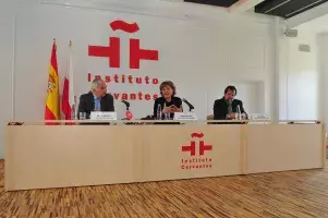 Foto de grupo durante la rueda de prensa previa a la inauguración del nuevo edificio del Instituto Cervantes de la capital polaca