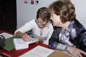 Germana Ferrari, viuda de Matta, escribe una dediacatoria dirigida a Carmen Caffarel