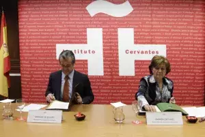 Marcos de Quinto y Carmen Caffarel, firman el convenio por el cual la Fundación entra a formar parte del Círculo de Amigos del Instituto Cervantes.