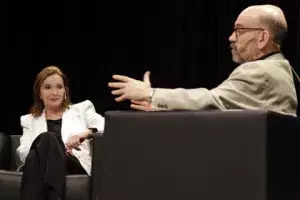 Marcos Ordóñez, crítico de teatro y escritor, interviene en el coloquio.