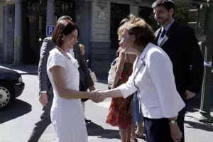 Carmen Caffarel, directora del Instituto Cervantes, recibe a la Primera Dama de Panamá, Marta Linares de Martinelli. 