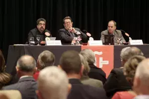Luis García, escritor, toma la palabra para hacer referencia a la obra de Santiago Castelo, «La hermana muerta».
