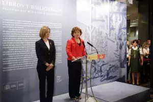 Carme Chacón, ministra de Defensa y Carmen Caffarel, directora del Instituto Cervantes, en la inauguración de la exposición «Libros y bibliotecas.