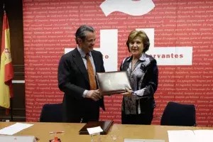 Marcos de Quinto, presidente de Coca-Cola en España y Carmen Caffarel, directora del Instituto Cervantes, estrechan sus manos tras la firma del convenio.