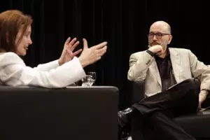 Marcos Ordóñez, crítico de teatro y escritor, escucha las palabras de Nuria Espert, actriz y directora escénica.