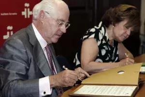 Rafael Miranda firma el convenio