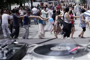 «El Barrio Dj» toma el relevo a «Los Chocolatinos» para amenizar con música