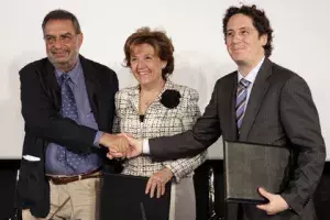 Momento tras la firma del acuerdo.