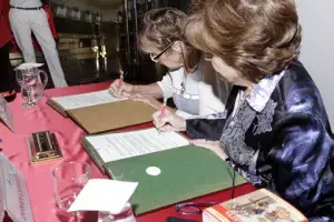 Germana Ferrari, viuda de Roberto Matta, y Carmen Caffarel, directora del Instituto Cervantes, en el transcurso del acto.