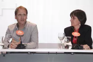 Alberto del Río, presidente de APUNE y Ana Flys, vicepresidenta de APUNE, clausuran la Asamblea General de la institución en la sede central del Instituto Cervantes.