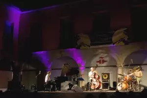 «Posé-Salvador-Roper», durante su actuación 