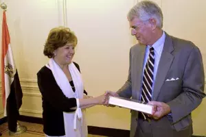 Carmen Caffarel, directora del Instituto Cervantes, saluda a Charles Norman, decano de la Escuela de Formación Continua de la Universidad Americana de El Cairo.