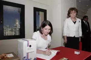 firma en el Libro de Honor del Instituto Cervantes.