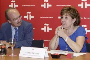 Carmen Caffarel, agredece la adhesión de la Fundación AXA al Círculo de Amigos del Instituto Cervantes.