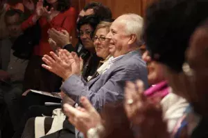 Eduardo Mendicutti, escritor, aplaude