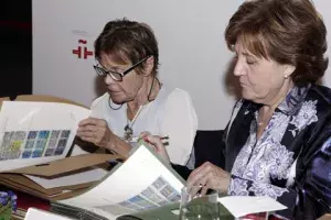 Firma del acuerdo de donación entre Germana Ferrari, viuda del artista Roberto Matta y Carmen Caffarel, directora del Instituto Cervantes.