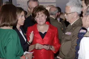 Carme Chacón y Carmen Caffarel, junto a altos cargos de la comandancia militar española.