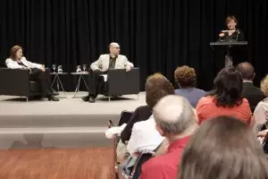 Carmen Caffarel, directora del Instituto Cervantes, presenta el coloquio «El arte de hacer teatro»