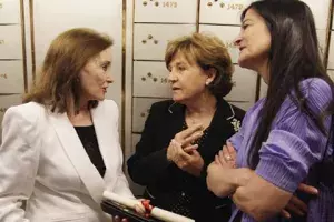Nuria Espert, actriz y directora escénica; Carmen Caffarel, directora del Instituto Cervantes y Alicia Moreno, delegada de las Artes del Ayuntamiento de Madrid e hija de la actriz, tras la firma.