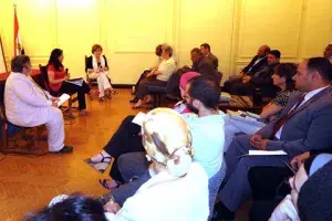 Carmen Caffarel, directora del Instituto Cervantes y Luis Javier Ruiz, director del Instituto Cervantes del El Cairo, durante el encuentro con hispanistas egipcios. 