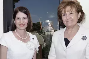 Marta Linares Martinelli, Primera Dama de Panamá; junto a Carmen Caffarel, directora del Instituto Cervantes.