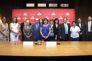 Carmen Caffarel, y Javier de Agustín junto a parte del equipo directivo del Instituto y de la Fundación