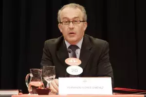 Fernando Flores, cierra la presentación.