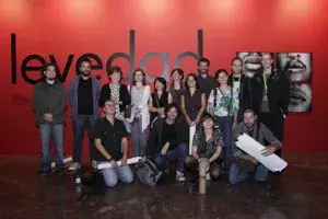 Carmen Caffarel, junto a los fotógrafos protagonistas de la muestra «Peso y levedad»