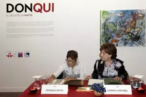 Germana Ferrari, viuda del artista, y Carmen Caffarel, directora del Instituto Cervantes, durante la firma del acuerdo de donación.