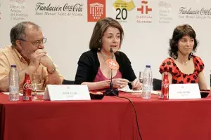 Javier Villán, escritor, Diana de Paco, dramaturga, y Juana Escabias, coordinadora del proyecto «El teatro puede», durante la presentación en la sede central del Instituto Cervantes.
