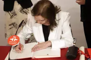 Nuria Espert, actriz y directora escénica, firma en el Libro de Honor del Instituto Cervantes.