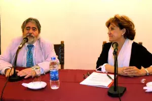 Intervención de Luis Javier Ruiz, director del Instituto Cervantes, en el encuentro con hispanistas egipcios. A su lado, Carmen Caffarel, directora del Instituto Cervantes.