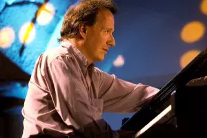 Iñaki Salvador, pianista de la banda de jazz «Posé-Salvador-Rope».