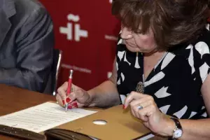 Carmen Caffarel firma el convenio