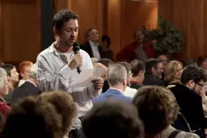 Secun de la Rosa, actor, interviene en el homenaje con la lectura de uno de los fragmentos escritos por Eduardo Mendicutti.