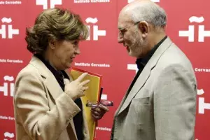 Carmen Caffarel y Carmelo Romero, tras la firma del acuerdo.