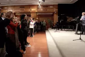 Aplausos al final del homenaje «Ganas de hablar con Mendicutti».