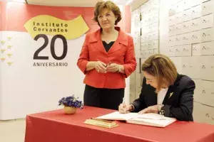 Carme Chacón, ministra de Defensa, firma en el Libro de Honor del Instituto Cervantes. A su lado, Carmen Caffarel, directora del Instituto Cervantes.