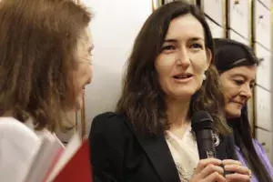 Ángeles González-Sinde, ministra de Cultura, dedica unas palabras a Nuria Espert, actriz y directora escénica.