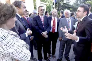 En el exterior del Palacio de la Moncloa, Carmen Caffarel y José Luis Rodríguez Zapatero